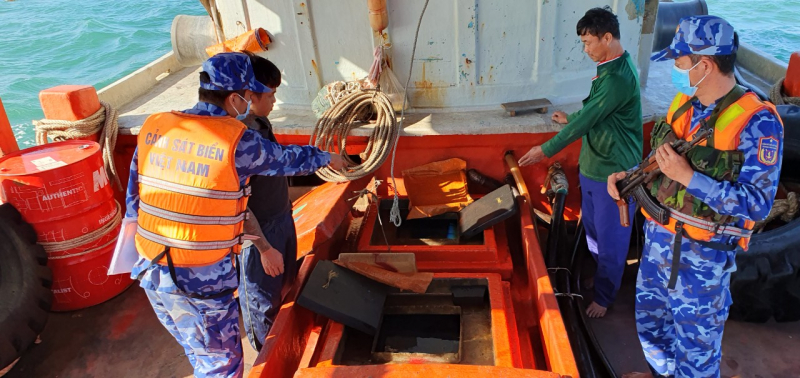 Phát hiện, bắt giữ tàu cá chở 70.000 lít dầu DO không rõ nguồn gốc